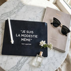 La Pochette Collector Karl Lagerfeld – L'écrin parfait pour vos essentiels parfumés (Je suis la modestie même)