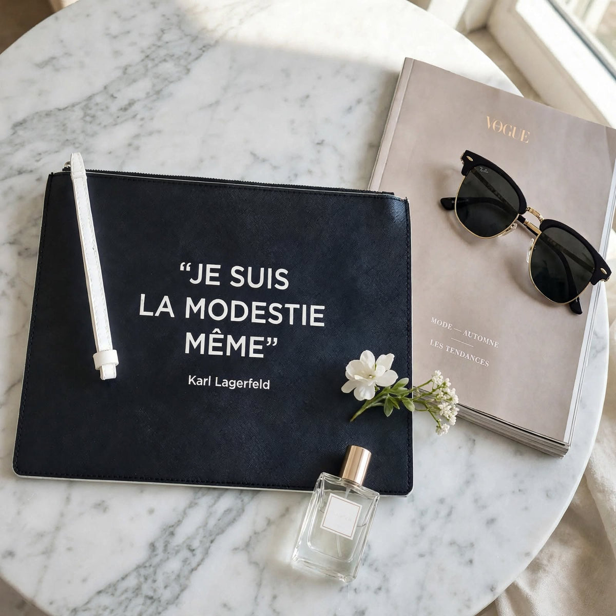 La Pochette Collector Karl Lagerfeld – L'écrin parfait pour vos essentiels parfumés (Je suis la modestie même)