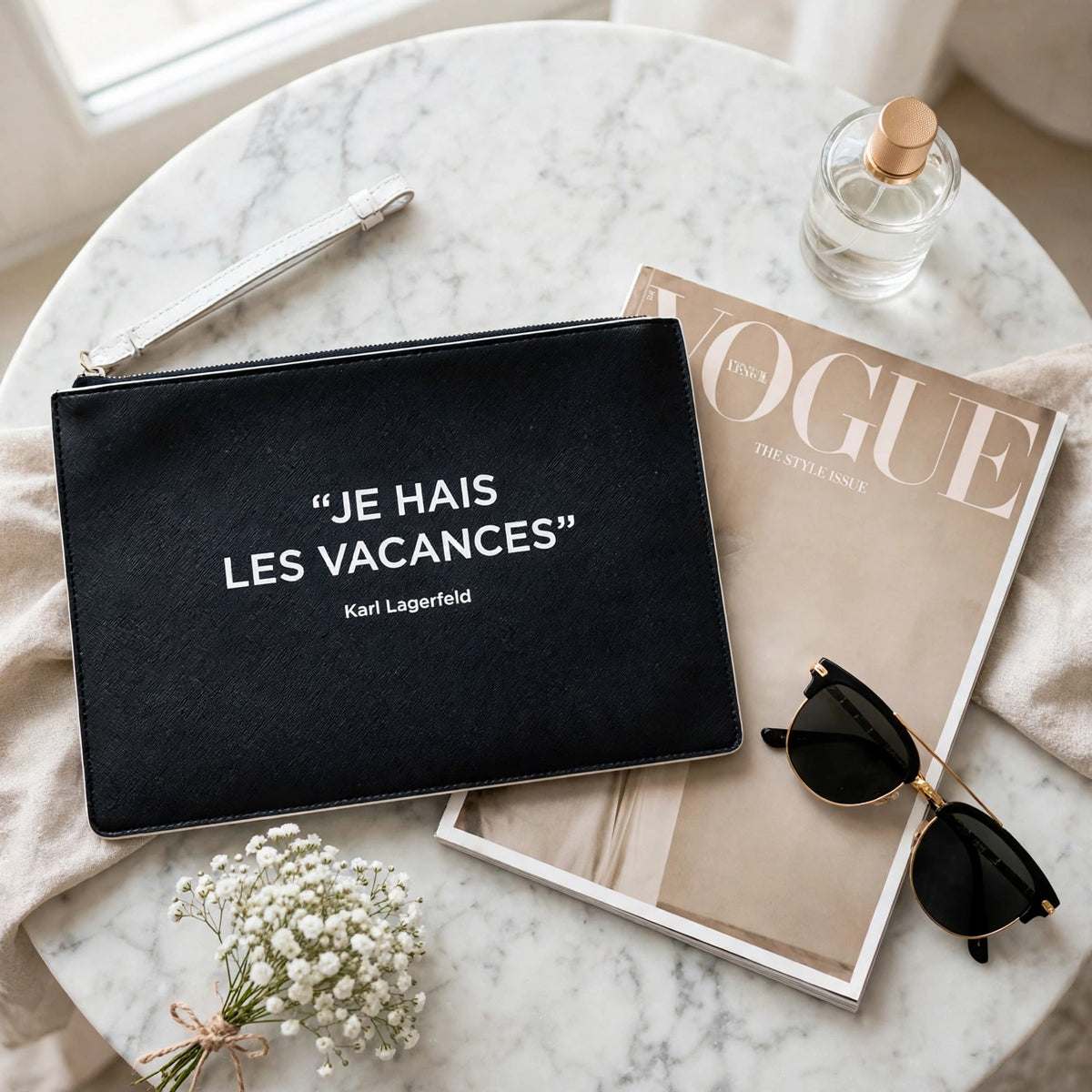 La Pochette Collector Karl Lagerfeld – Édition "Je hais les vacances"